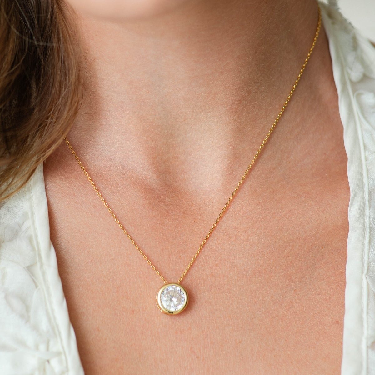 Bold Contemporary Faux Diamond Necklace - Splendid Iris