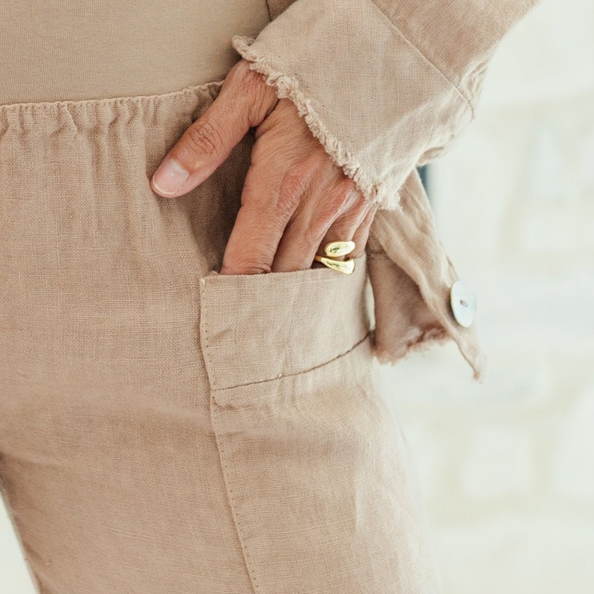 Linen Capri w/ 2 Large Open Pockets - Splendid Iris